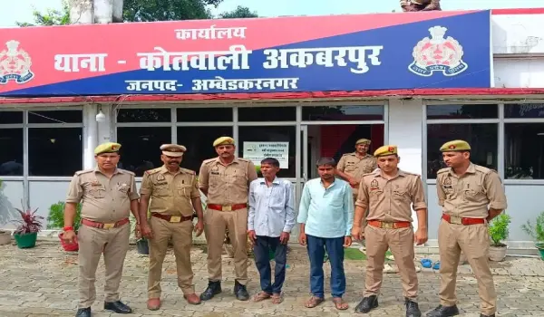 चोरी के सोलर पैनल पिकअप में लादकर बेचने जा रहे थे, अम्बेडकरनगर में दो गिरफ्तार